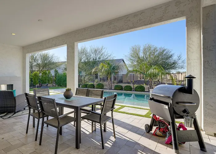 Hot Tub & Community Perks! Sleek Retreat * Goodyear