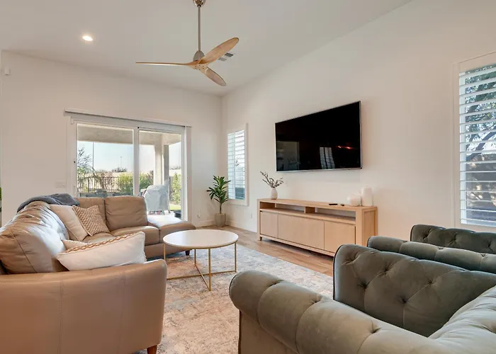 Hot Tub & Community Perks! Sleek Retreat Holiday home *