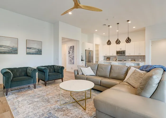 Hot Tub & Community Perks! Sleek Retreat
