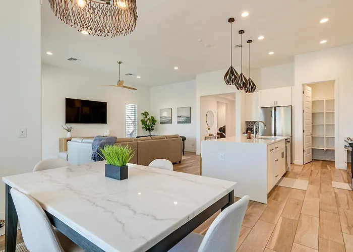 Hot Tub & Community Perks! Sleek Retreat Holiday home *