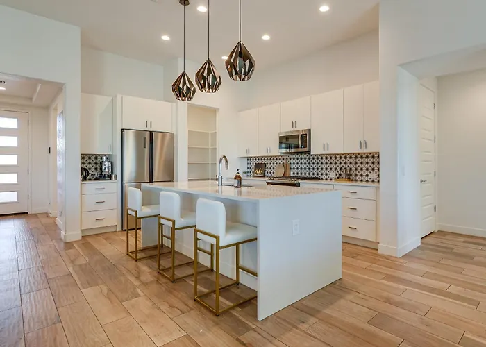 Hot Tub & Community Perks! Sleek Retreat *