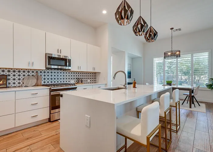 Hot Tub & Community Perks! Sleek Retreat *