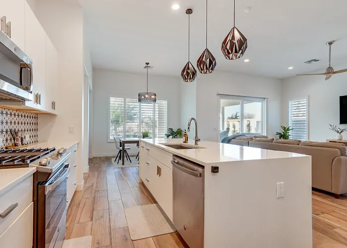 Holiday home Hot Tub & Community Perks! Sleek Retreat *