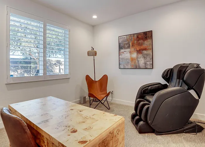 Hot Tub & Community Perks! Sleek Retreat Holiday home