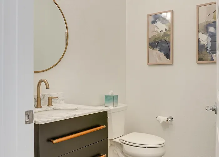 Hot Tub & Community Perks! Sleek Retreat * Goodyear