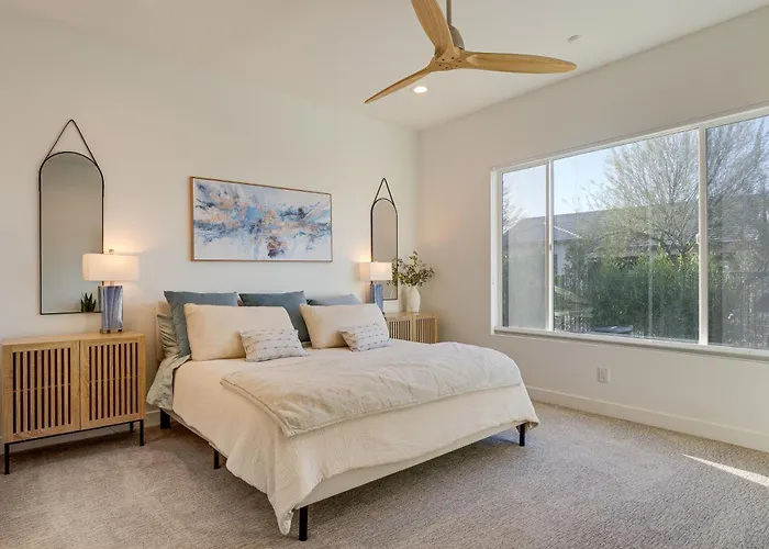 Hot Tub & Community Perks! Sleek Retreat Goodyear