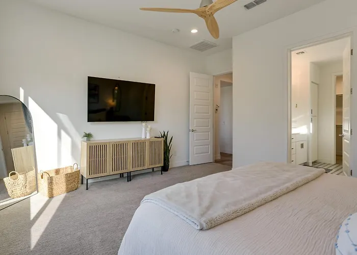 Hot Tub & Community Perks! Sleek Retreat * Goodyear