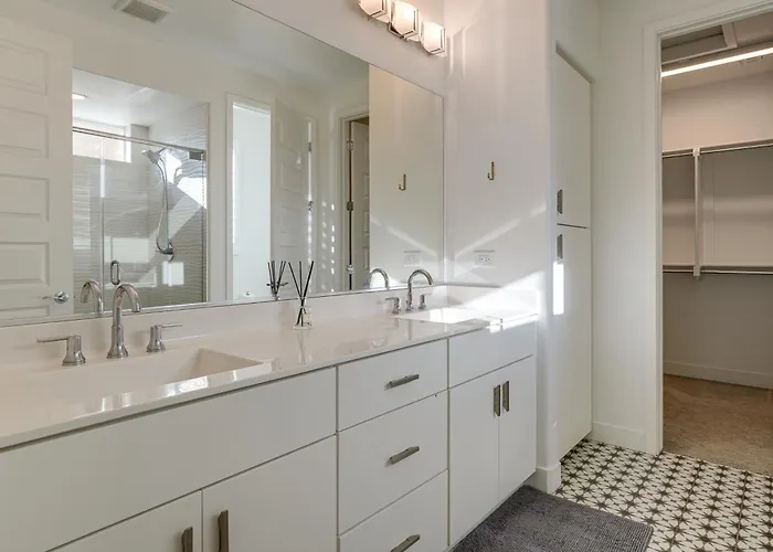 Hot Tub & Community Perks! Sleek Retreat Goodyear