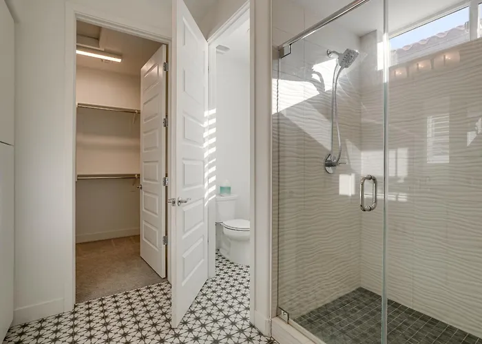 Hot Tub & Community Perks! Sleek Retreat * Goodyear