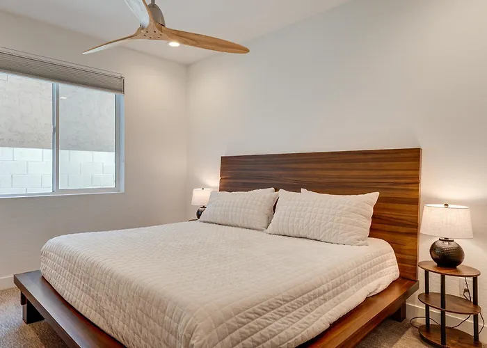 Hot Tub & Community Perks! Sleek Retreat Holiday home