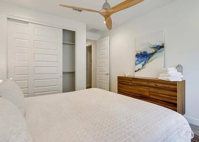 Hot Tub & Community Perks! Sleek Retreat Holiday home