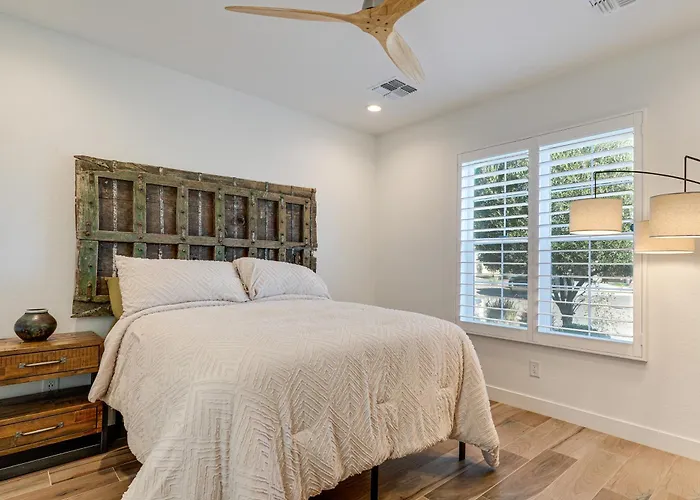 Hot Tub & Community Perks! Sleek Retreat