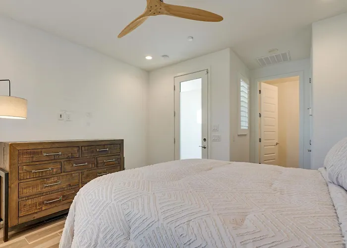 Holiday home Hot Tub & Community Perks! Sleek Retreat