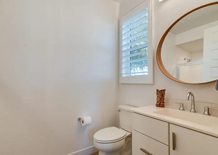 Hot Tub & Community Perks! Sleek Retreat Holiday home Goodyear