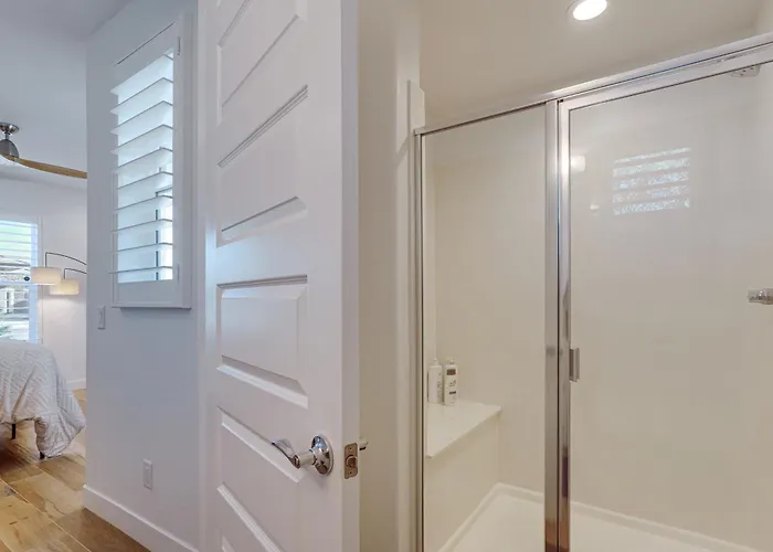 Hot Tub & Community Perks! Sleek Retreat *