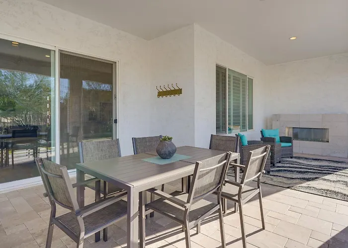 Hot Tub & Community Perks! Sleek Retreat Holiday home