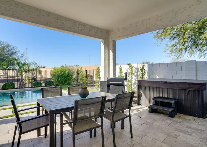 Holiday home Hot Tub & Community Perks! Sleek Retreat