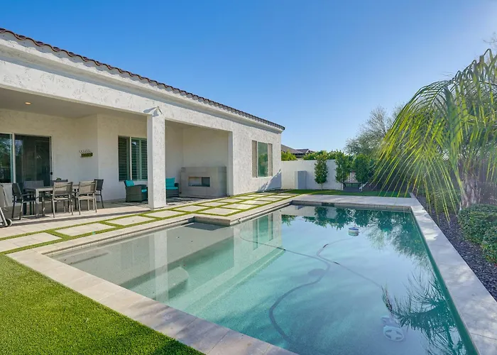 Hot Tub & Community Perks! Sleek Retreat Holiday home Goodyear