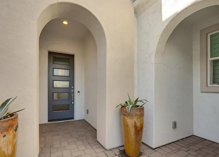 Hot Tub & Community Perks! Sleek Retreat Holiday home