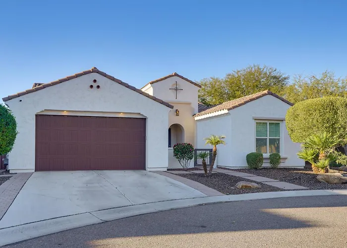 Hot Tub & Community Perks! Sleek Retreat * Goodyear